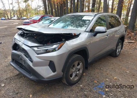 2022 Toyota Rav4 Xle z USA, uszkodzony, nr VIN 2T3P1RFV5NC307333